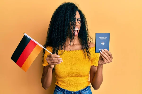 Afro Amerikaanse Vrouw Van Middelbare Leeftijd Met Duitse Vlag Paspoort — Stockfoto