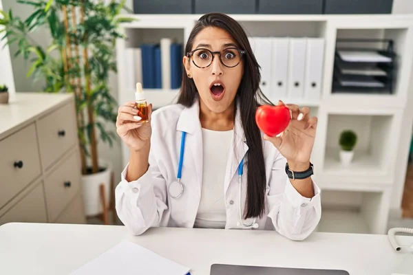 Junge Hispanische Ärztin Mit Herz Und Cbd Ängstlich Und Schockiert — Stockfoto