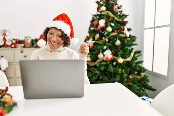 Hispanische Frau Mittleren Alters Sitzt Mit Laptop Weihnachtsbaum Und Lächelt — Stockfoto