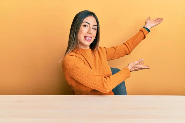 Junge Hispanische Frau Lässiger Kleidung Sitzt Auf Dem Tisch Und — Stockfoto