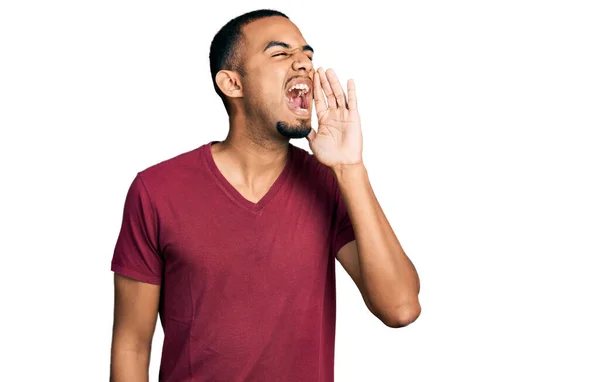 Νεαρός Αφροαμερικάνος Που Φοράει Casual Μπλουζάκι Φωνάζοντας Και Ουρλιάζοντας Δυνατά — Φωτογραφία Αρχείου