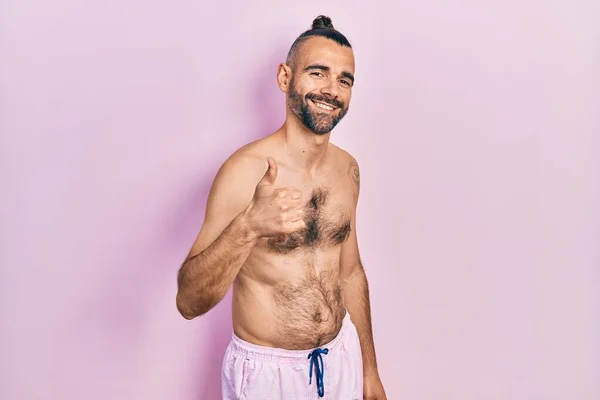 Mladý Hispánec Bez Košile Plavkách Dělá Šťastné Gesto Rukou Nahoru — Stock fotografie