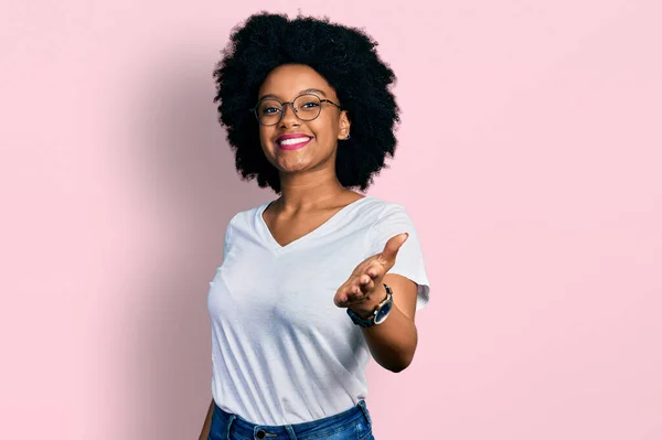 Beyaz Bir Tişört Giyen Afro Amerikalı Genç Bir Kadın Dostça — Stok fotoğraf