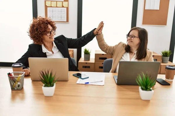 Grupo Dos Mujeres Que Trabajan Oficina Mujer Madura Síndrome Chica —  Fotos de Stock