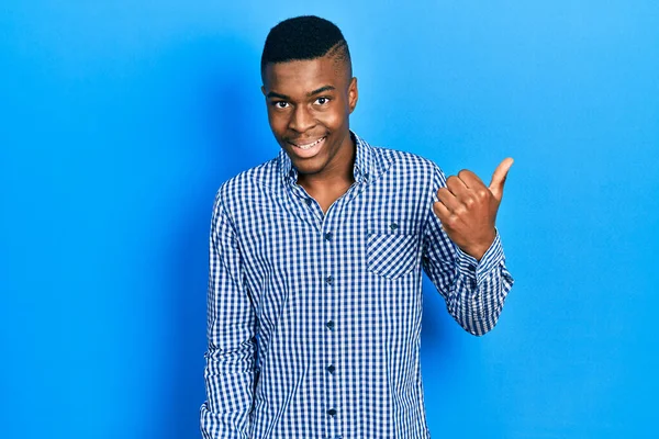 Jovem Afro Americano Vestindo Roupas Casuais Sorrindo Com Rosto Feliz — Fotografia de Stock