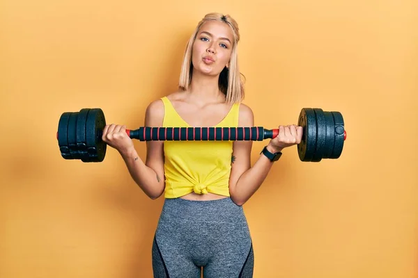 Hermosa Mujer Rubia Usando Ropa Deportiva Usando Pesas Mirando Cámara — Foto de Stock