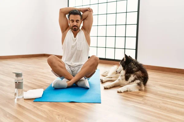 Junger Hispanischer Mann Streckt Sich Mit Hund Sportzentrum — Stockfoto