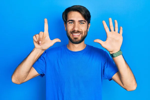 Jovem Hispânico Vestindo Roupas Casuais Mostrando Apontando Para Cima Com — Fotografia de Stock