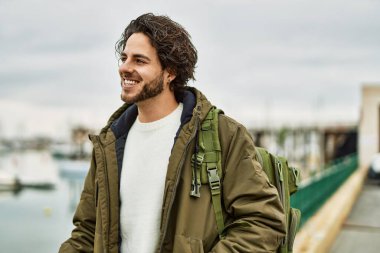 Limanda gülümseyen yakışıklı İspanyol adam.