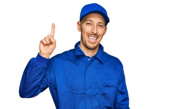 Sakallı, inşaatçı tulumu giyen kel adam başarılı bir fikir için parmağını kaldırdı. Heyecanlı ve mutlu. Bir numara.. 