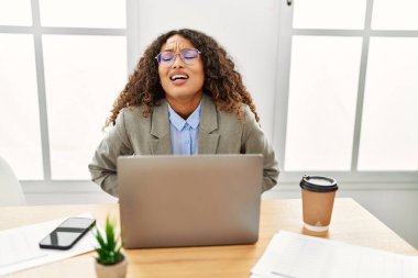 Güzel bir İspanyol iş kadını ofisinde oturmuş dizüstü bilgisayarla midesi üstünde çalışıyor çünkü hazımsızlık, acı verici bir hastalık kendini iyi hissetmiyor. Ağrı kavramı. 