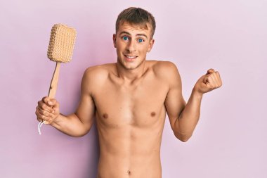 Kafkas asıllı genç adam duş süngeri tutuyor gururla bağırıyor, zaferi kutluyor ve başarıyı kollarını kaldırarak kutluyor. 