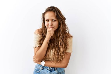 Güzel İspanyol kadın yalnız başına dikilirken arka plan kameraya kollarını kavuşturup gülümseyerek ve çenesini kaldırarak bakıyor. Olumlu düşünmek. 