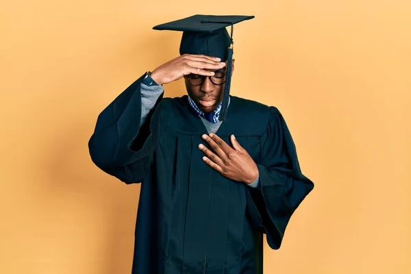 Fiatal Afro Amerikai Férfi Ballagási Sapkát Ünnepi Köntöst Visel Megérinti — Stock Fotó