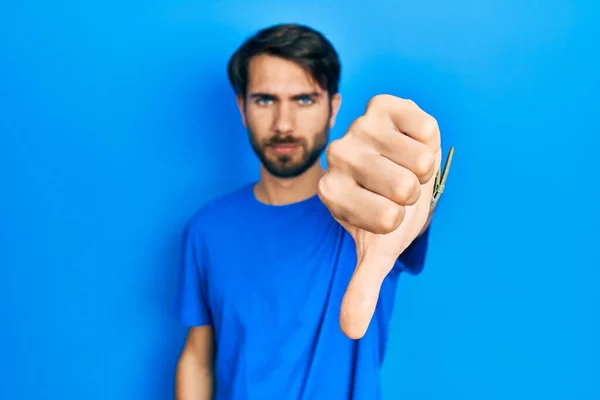 Ung Latinamerikansk Man Klädd Avslappnade Kläder Ser Olycklig Och Arg — Stockfoto