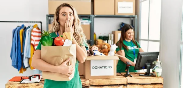 Mujer Rubia Joven Centro Voluntarios Sosteniendo Donaciones Caja Papel Que —  Fotos de Stock