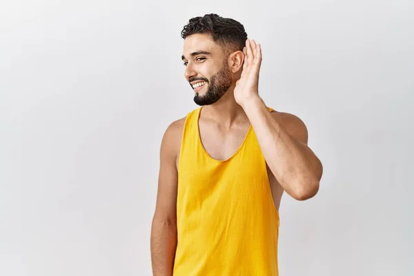 Jovem Homem Bonito Com Barba Sobre Fundo Isolado Sorrindo Com — Fotografia de Stock