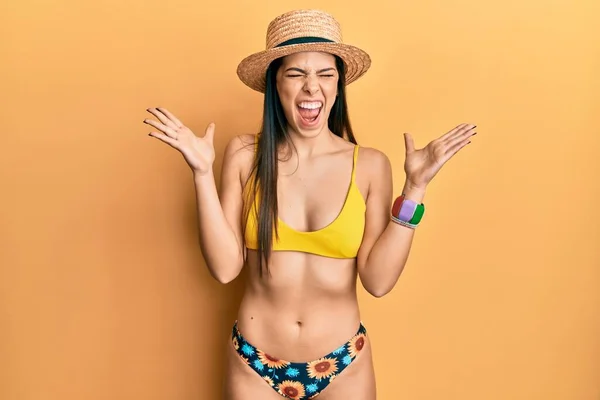 Mujer Hispana Joven Vistiendo Bikini Sombrero Verano Celebrando Loco Loco — Foto de Stock