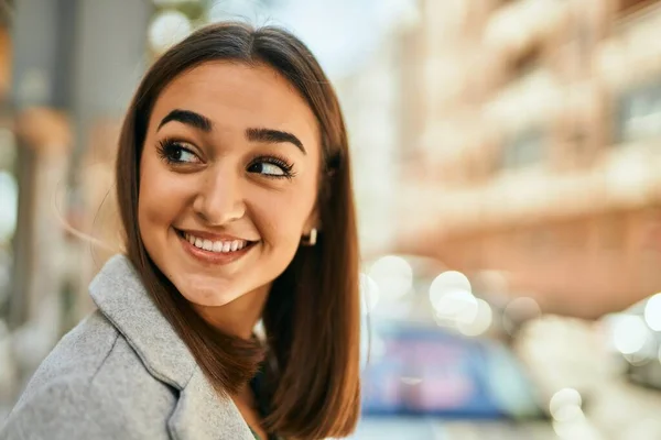 Menina Hispânica Jovem Sorrindo Feliz Cidade — Fotografia de Stock