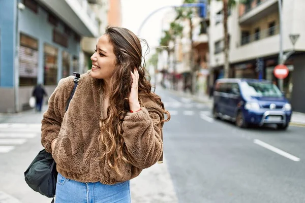 Joven Chica Hispana Sonriendo Feliz Pie Ciudad —  Fotos de Stock