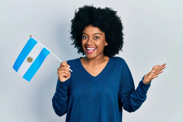 Νεαρή Αφροαμερικανή Που Κρατά Σημαία Αργεντινής Γιορτάζοντας Επίτευγμα Χαρούμενο Χαμόγελο — Φωτογραφία Αρχείου