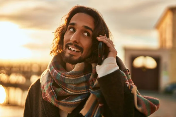 Joven Hombre Hispano Sonriendo Feliz Hablando Smartphone Ciudad —  Fotos de Stock