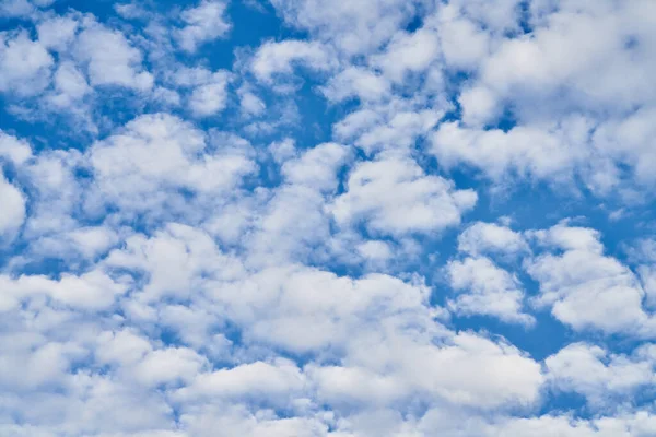 Piękne Błękitne Niebo Chmurami Słoneczny Dzień — Zdjęcie stockowe
