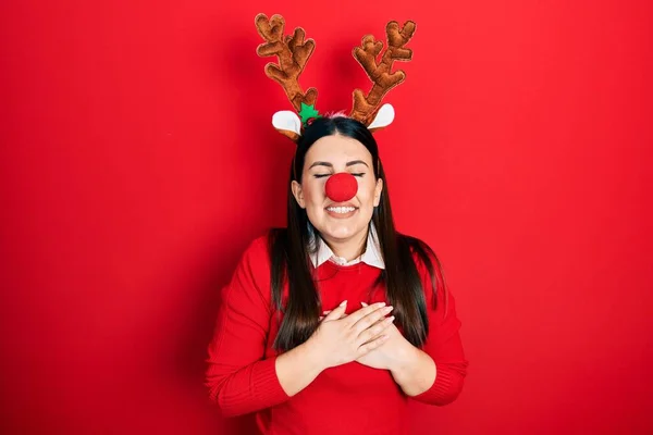 Jovem Hispânica Usando Chapéu Natal Veado Nariz Vermelho Sorrindo Com — Fotografia de Stock
