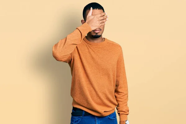 Mladý Afroameričan Neformálním Oblečení Zakrývajícím Oči Rukou Vypadal Vážně Smutně — Stock fotografie