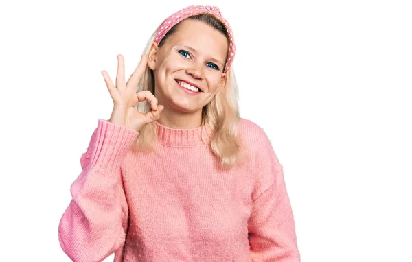 Молода Біла Жінка Повсякденному Одязі Посміхається Позитивно Роблячи Знак Рукою — стокове фото