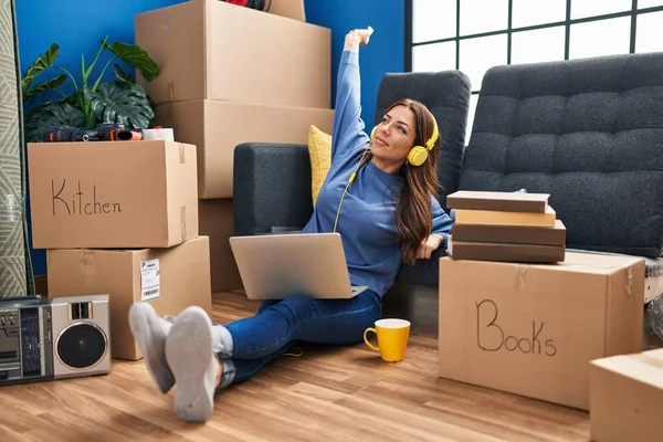 Mujer Hispana Joven Estirando Los Brazos Usando Laptop Auriculares Nuevo — Foto de Stock