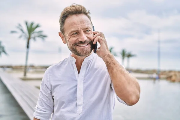 Középkorú Férfi Beszél Telefonhoz Tenger Mellett — Stock Fotó