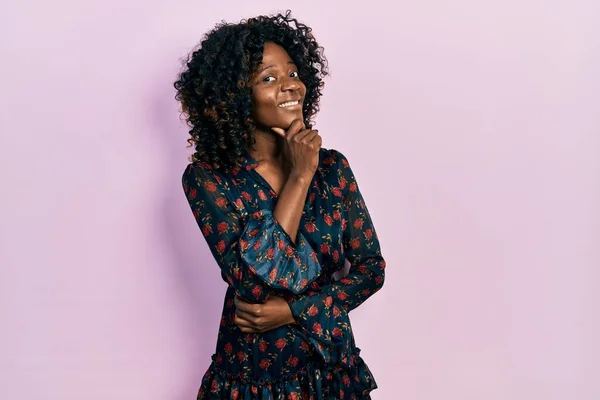 Jonge Afro Amerikaanse Vrouw Casual Kleding Glimlachend Zelfverzekerd Kijkend Naar — Stockfoto