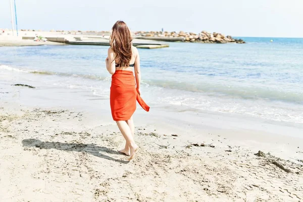 Joven Chica Cubana Vista Trasera Con Bikini Caminando Playa —  Fotos de Stock