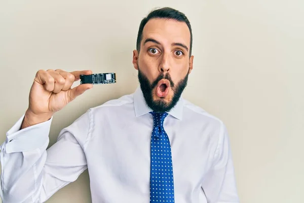 Jovem Com Barba Segurando Memória Ssd Assustado Espantado Com Boca — Fotografia de Stock