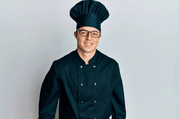 Bonito Jovem Vestindo Uniforme Cozinheiro Profissional Chapéu Com Sorriso Feliz — Fotografia de Stock