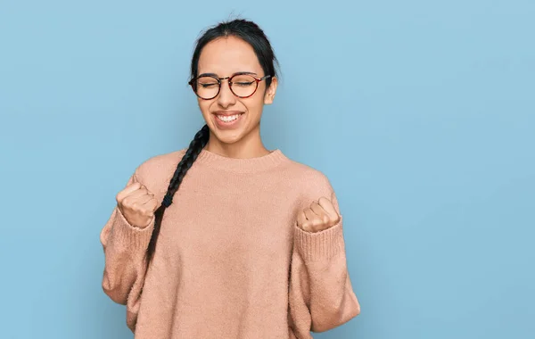 Junge Hispanische Mädchen Lässiger Kleidung Und Brille Sehr Glücklich Und — Stockfoto