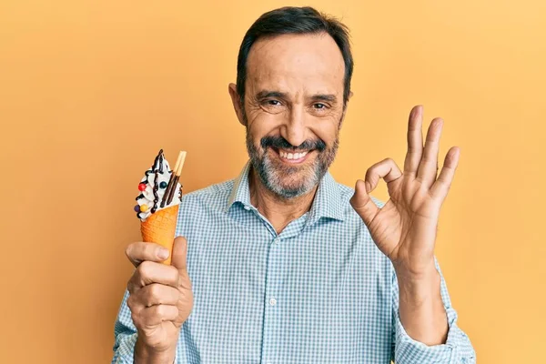 Hispanischer Mann Mittleren Alters Hält Eis Der Hand Und Macht — Stockfoto