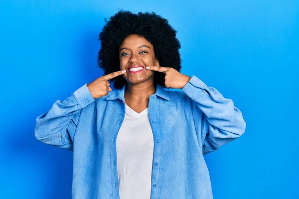 Mujer Afroamericana Joven Vistiendo Ropa Casual Sonriendo Alegre Mostrando Señalando — Foto de Stock