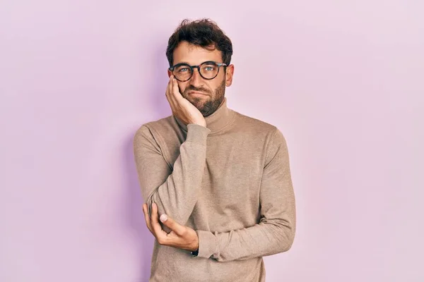 Hombre Guapo Con Barba Usando Suéter Cuello Alto Gafas Pensando — Foto de Stock