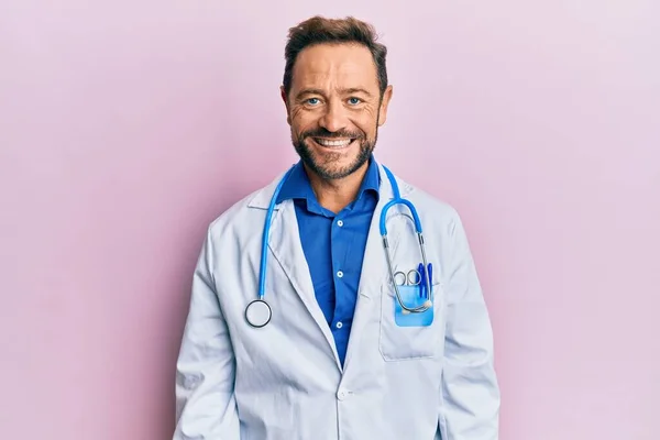 Doktor Üniforması Steteskop Giyen Orta Yaşlı Bir Adam Pozitif Mutlu — Stok fotoğraf