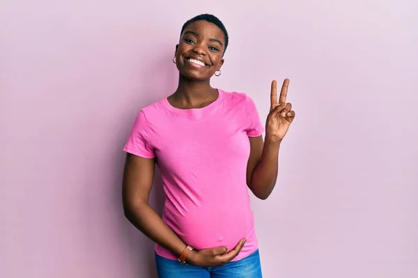 Joven Mujer Afroamericana Esperando Bebé Tocando Vientre Embarazada Sonriendo Mirando — Foto de Stock