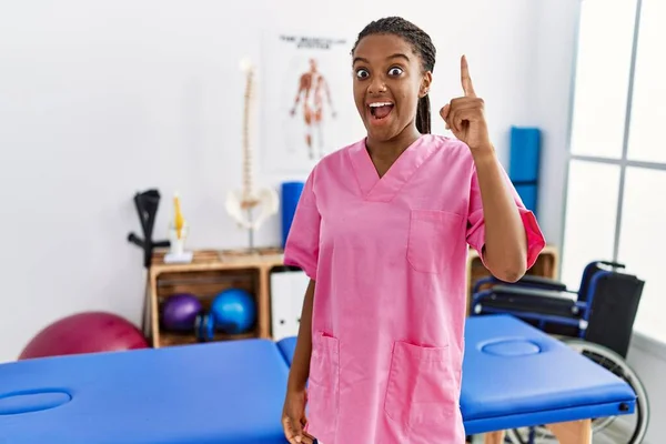 Junge Afrikanisch Amerikanische Frau Die Einer Schmerzklinik Arbeitet Zeigt Mit — Stockfoto