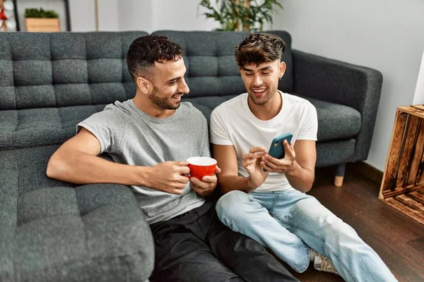 Dois Homens Hispânicos Casal Usando Smartphone Beber Café Casa — Fotografia de Stock