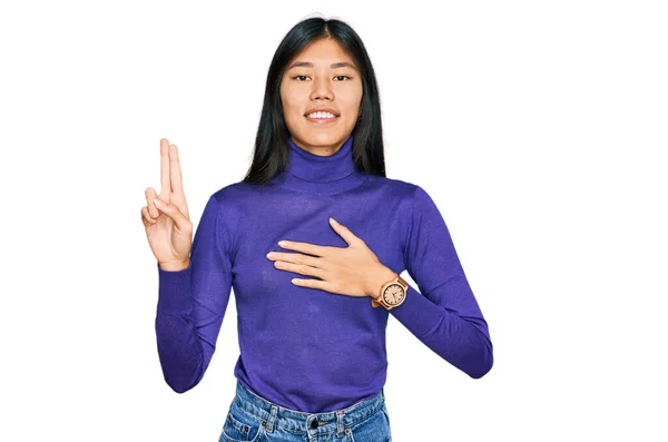 Vacker Ung Asiatisk Kvinna Klädd Avslappnade Kläder Leende Svär Med — Stockfoto