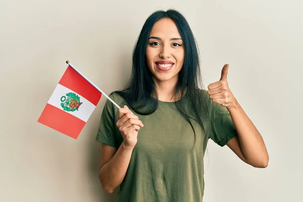 Menina Hispânica Jovem Segurando Bandeira Peru Sorrindo Feliz Positivo Polegar — Fotografia de Stock