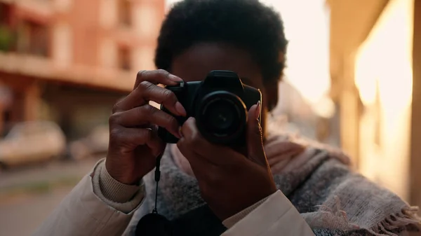 Mladý Afro Americká Žena Pomocí Profesionální Kamera Ulici — Stock fotografie