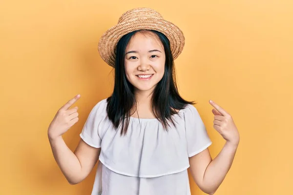 Jong Chinees Meisje Dragen Zomer Hoed Kijken Zelfverzekerd Met Glimlach — Stockfoto