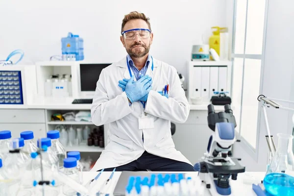 Hombre Mediana Edad Que Trabaja Laboratorio Científico Sonriendo Con Las —  Fotos de Stock