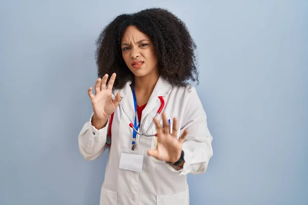 Junge Afrikanisch Amerikanische Frau Trägt Arztuniform Und Stethoskop Angeekelten Ausdruck — Stockfoto